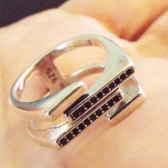 *NEW MINIMALIST SILVERY FOUR BYPASS RINGS W/ BLACK CRYSTALS SZ. 6 RING 67 - Picture 1 of 3
